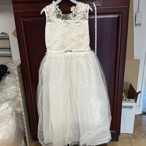 Sleeveless Elegant White Lace Flower Girl Dress size 11-12 new floral tulle